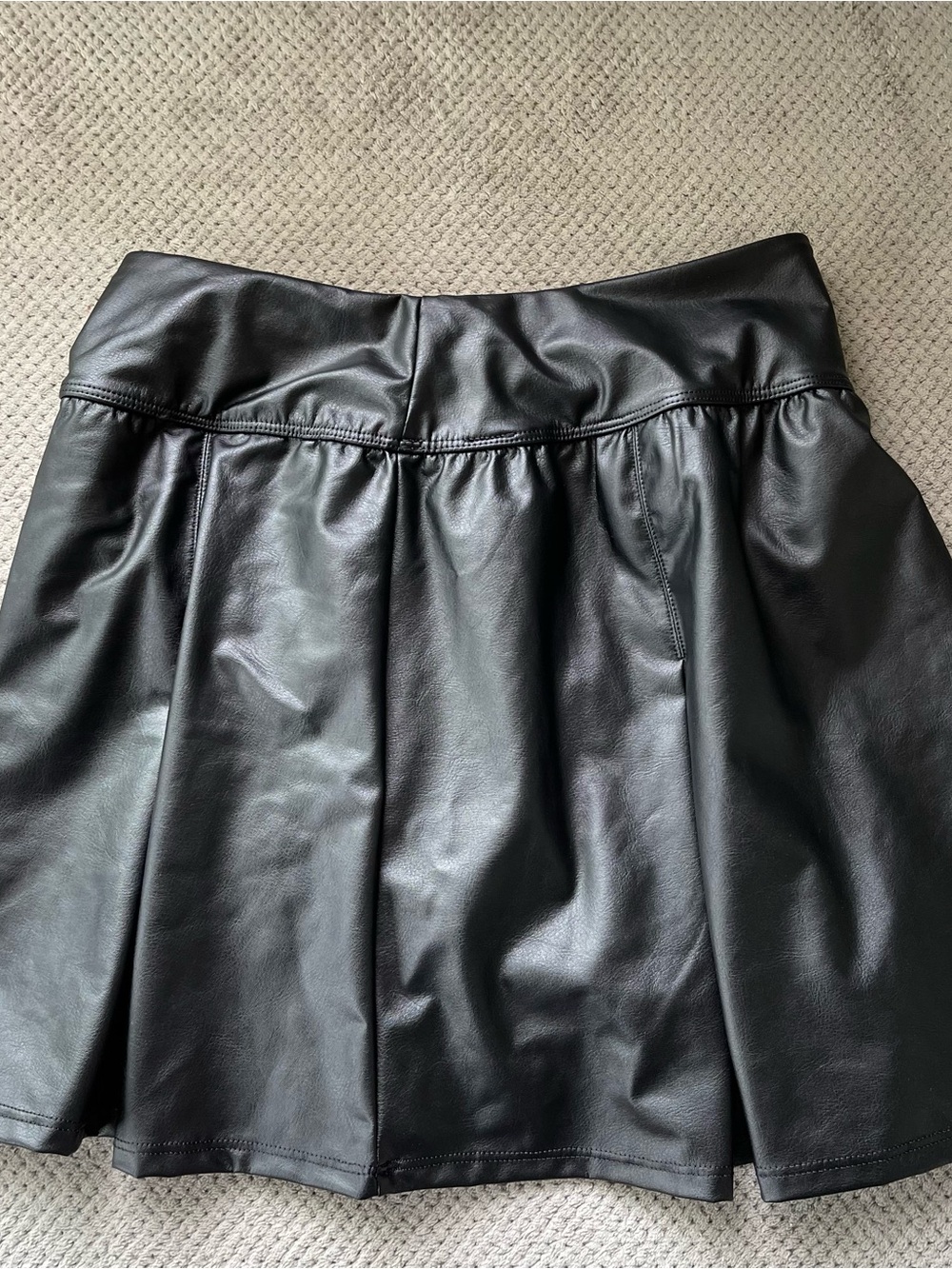 Offline By Aerie Real Luxe Vegan Leather Skort Womens S Black Gothic Festival - Picture 8 of 10